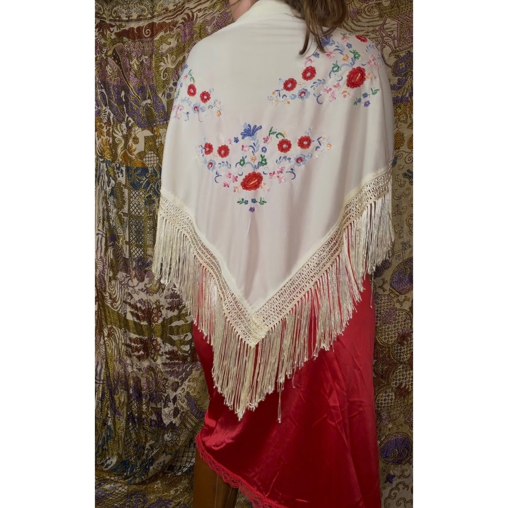 VTG 70s Boho Cream Floral Embroidered Whimsy Prairie Fringe Hem Shawl One Size - Picture 3 of 13